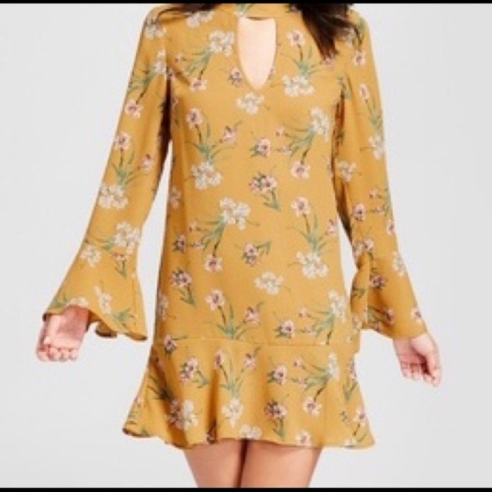 Fun flirty yellow floral bell sleeve dress med exhilaration